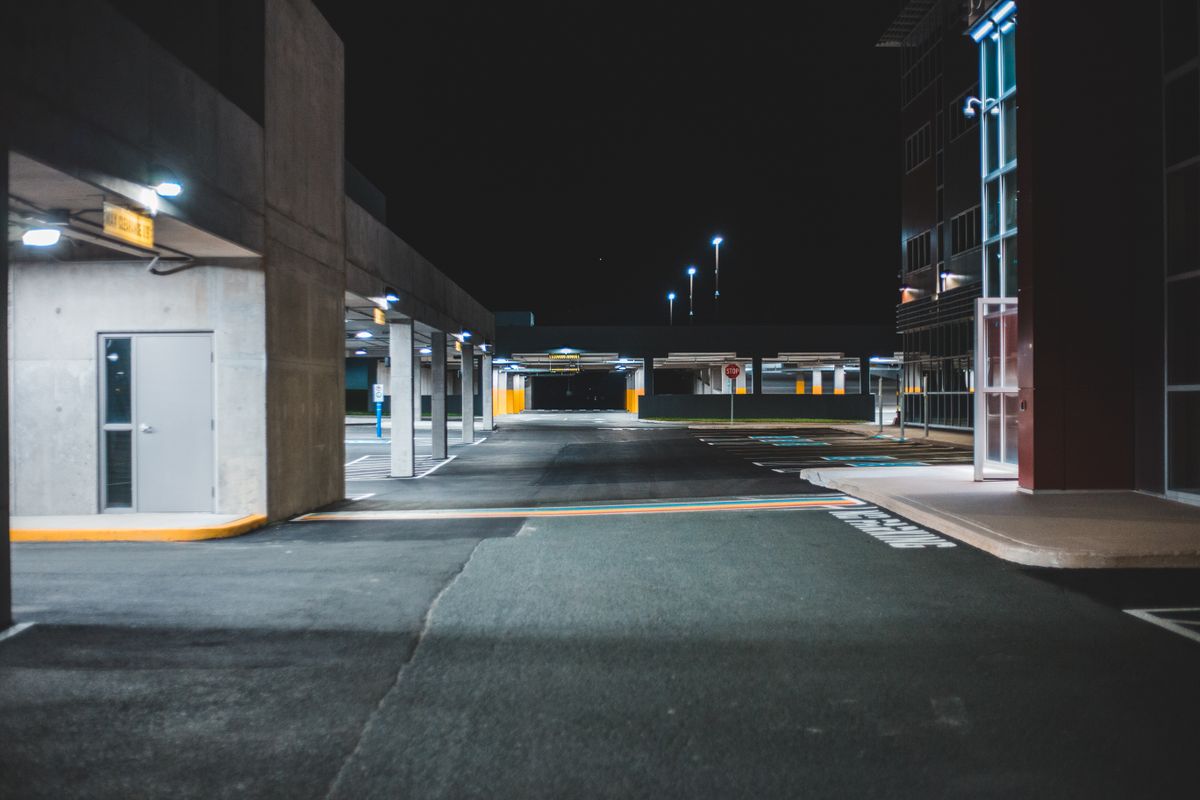 Puste miejsce parkingowe przy ulicy nocą