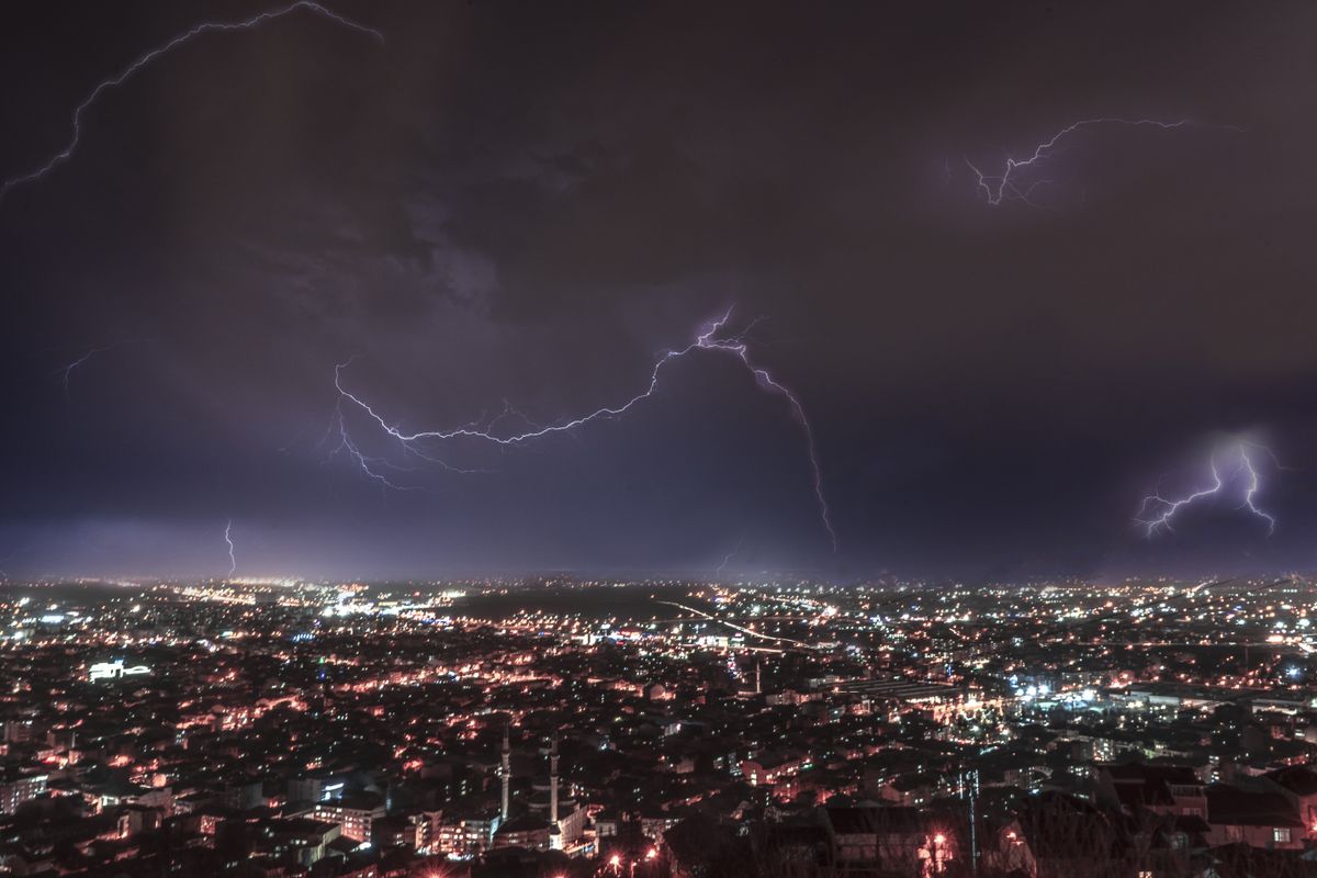 Wyładowanie atmosferyczne nad miastem