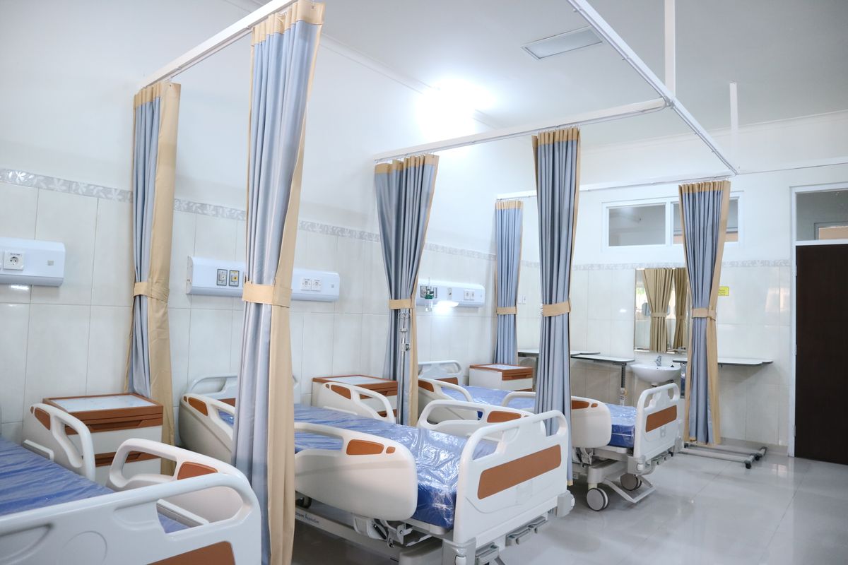 Sala szpitalna z przygotowanym łóżkiem